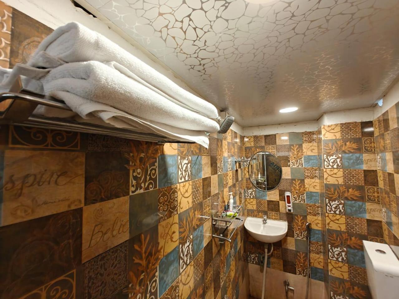Shri Kailash Pati Guest House- Opposite Kashi Vishwanath Temple Varanasi Eksteriør billede